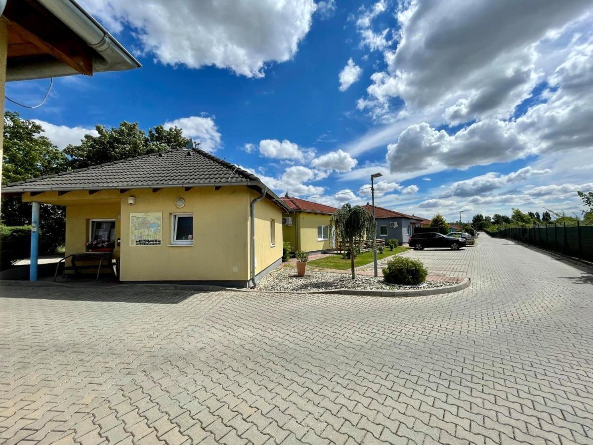 Holiday Village Сенец Экстерьер фото