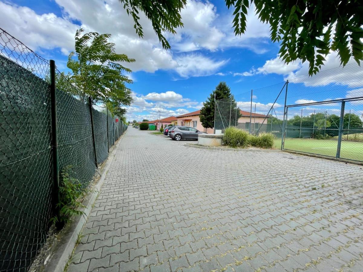 Holiday Village Сенец Экстерьер фото