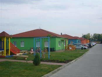 Holiday Village Сенец Экстерьер фото